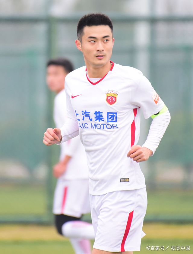 在江苏,上海上港预备队与山东淄博蹴鞠fc队的足球教学赛非常精彩